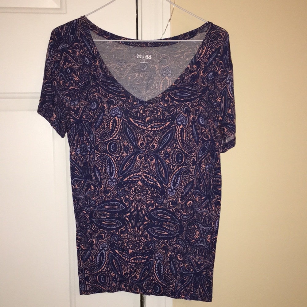 V-neck comfy fitted tee